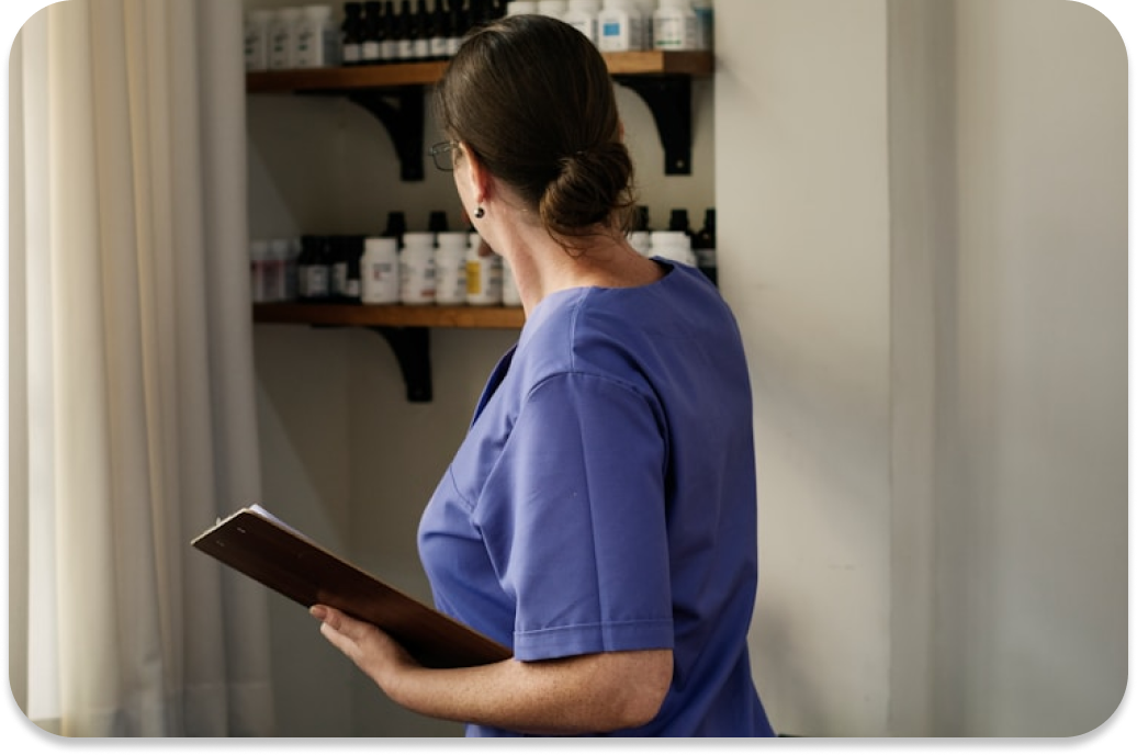 une infirmier cherche medicament